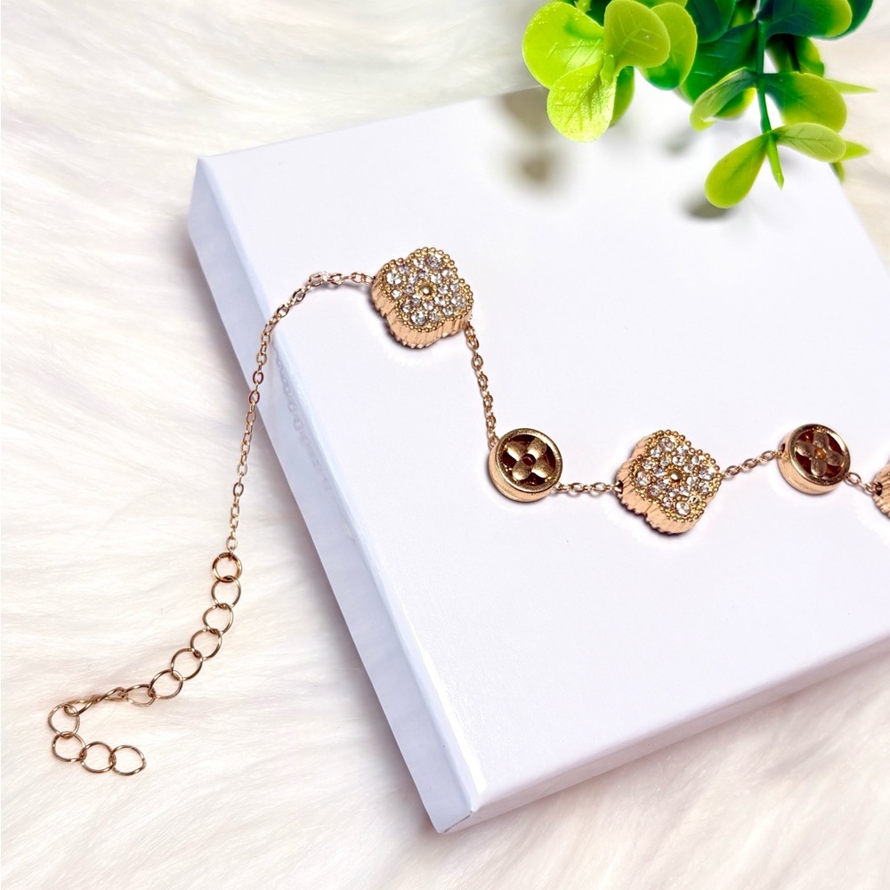 Gold Plated Clover Bracelet With Cluster Stones - Picture 7 of 9